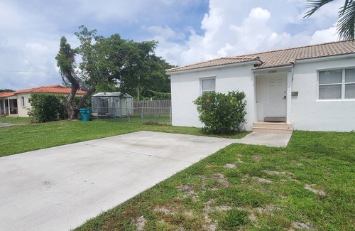 Biscayne Park House | Cozy 2 Bedroom with free parking on Premise