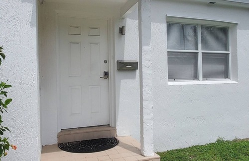 Biscayne Park House | Cozy 2 Bedroom with free parking on Premise