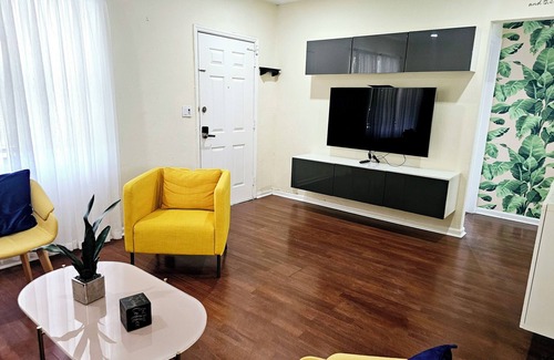 Biscayne Park House | Cozy 2 Bedroom with free parking on Premise