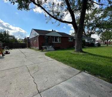 Windsor Apartment | Cozy 2 Beds Basement Suite