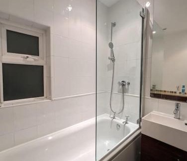 Brentwood Apartment | Cozy 2 Beds Brentwood Flat