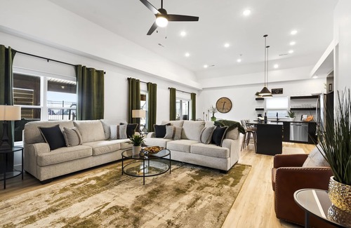 Hollister House | Cozy 2 Br Chalet at Rocky Shores- Private Hot Tub-Free Attraction Tickets-Cmty Amenities!