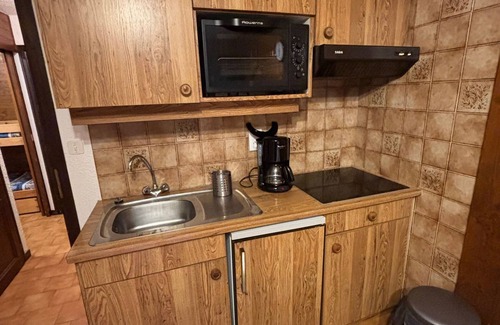 La Chapelle-d'Abondance Apartment | Cozy 2-Room Apartment near Ski Slopes with South-Facing Balcony and Parking.