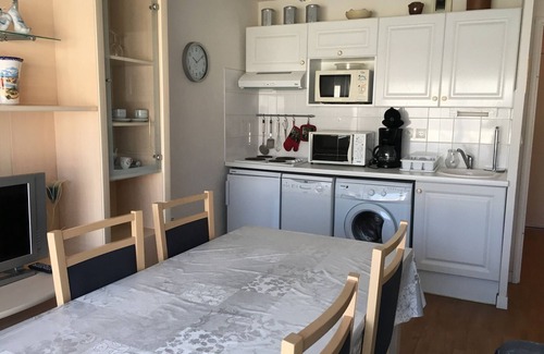 Fort-Mahon-Plage Apartment | Cozy 2-Room Cabin Close to the Beach with Private Parking