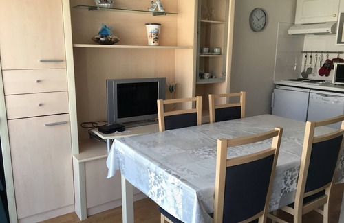 Fort-Mahon-Plage Apartment | Cozy 2-Room Cabin Close to the Beach with Private Parking