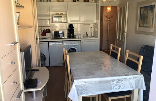 Fort-Mahon-Plage Apartment | Cozy 2-Room Cabin Close to the Beach with Private Parking