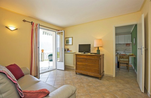 Gonte Apartment | Cozy 2½-room apartment with terrace and fantastic view of the lake