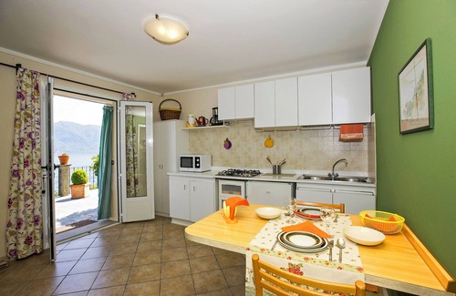 Gonte Apartment | Cozy 2½-room apartment with terrace and fantastic view of the lake