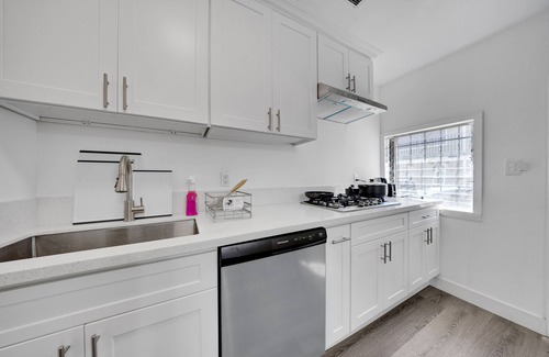 Alhambra House | Cozy 2b1b Downtown retreat with free parking B