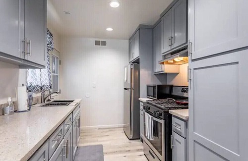 Los Angeles Apartment | Cozy 2bd/2ba residential unit with free parking