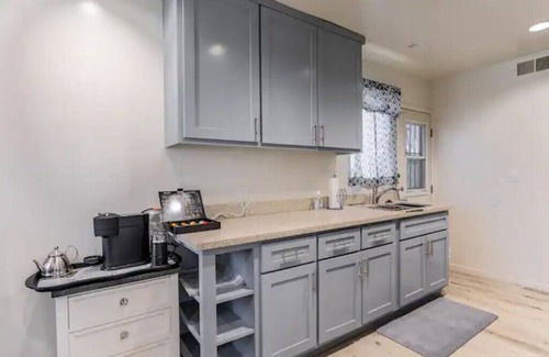 Los Angeles Apartment | Cozy 2bd/2ba residential unit with free parking