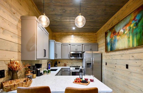 Pickens Cabin | Cozy 2BD Cabin | Hot Tub | Fire Pit | Arcade Table