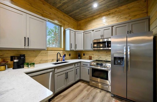 Pickens Cabin | Cozy 2BD Cabin | Hot Tub | Fire Pit | Arcade Table