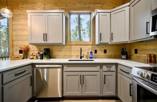 Pickens Cabin | Cozy 2BD Cabin | Hot Tub | Fire Pit | Arcade Table