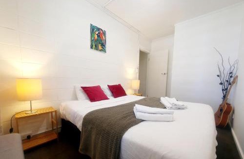 Yarralumla House | Cozy 2Bed& 1Bath Guest Suite surrounded by garden near Lake with Free parking and Wi-Fi