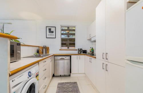 Yarralumla House | Cozy 2Bed& 1Bath Guest Suite surrounded by garden near Lake with Free parking and Wi-Fi