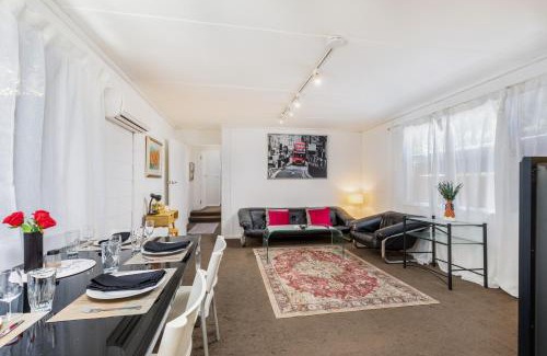 Yarralumla House | Cozy 2Bed& 1Bath Guest Suite surrounded by garden near Lake with Free parking and Wi-Fi
