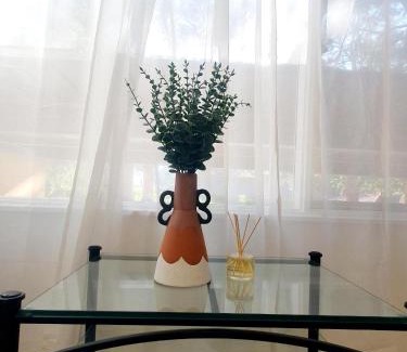 Yarralumla House | Cozy 2Bed& 1Bath Guest Suite surrounded by garden near Lake with Free parking and Wi-Fi