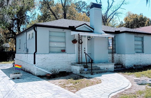 Brentwood House | Cozy 2BR/1BA near Beaches, Downtown, and Jacksonville Zoo (discounts available)
