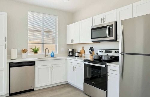 Glendale Apartment | Cozy 2BR | 3Bed | 2Bath | 70" Smart TV | Crib