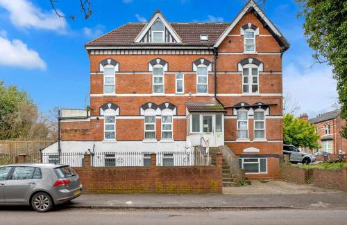 Moseley Apartment | Cozy 2BR Apartment - Free Parking - Equipped Kitchen