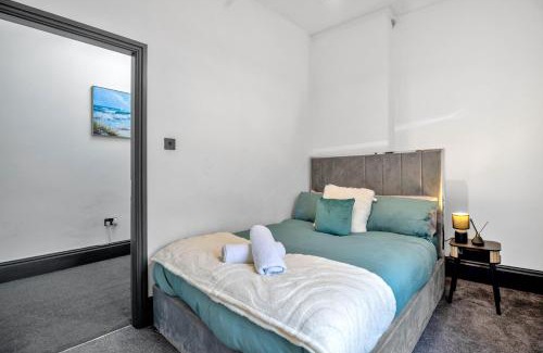 Moseley Apartment | Cozy 2BR Apartment - Free Parking - Equipped Kitchen