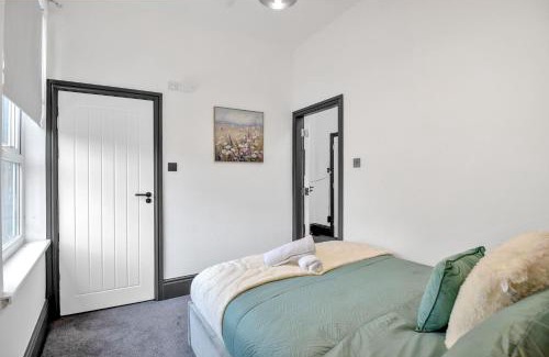 Moseley Apartment | Cozy 2BR Apartment - Free Parking - Equipped Kitchen