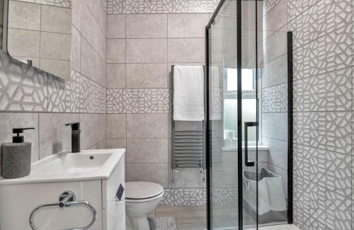 Moseley Apartment | Cozy 2BR Apartment - Free Parking - Equipped Kitchen