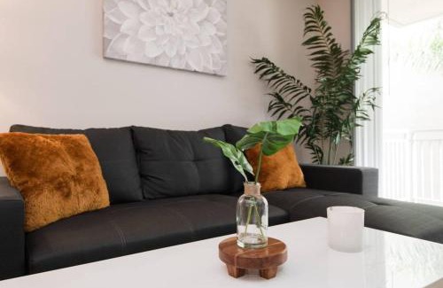 Downtown Los Angeles Apartment | Cozy 2BR Apt in Downtown LA with Pool & Hot Tub