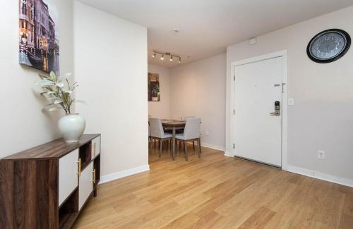 Downtown Los Angeles Apartment | Cozy 2BR Apt in Downtown LA with Pool & Hot Tub