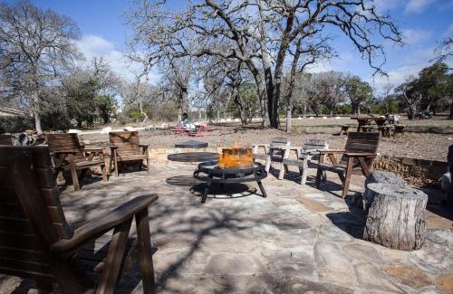 Ingram House | Cozy 2BR Cabin - King Bed Bunks Fire Pit & BBQ