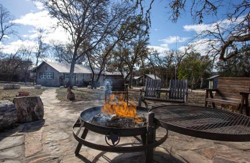 Ingram House | Cozy 2BR Cabin - King Bed Bunks Fire Pit & BBQ