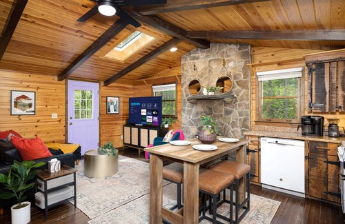 Stanardsville House | Cozy 2BR Cabin w/Hot Tub, Fire Pit Near Shenandoah