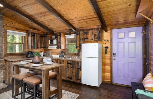 Stanardsville House | Cozy 2BR Cabin w/Hot Tub, Fire Pit Near Shenandoah