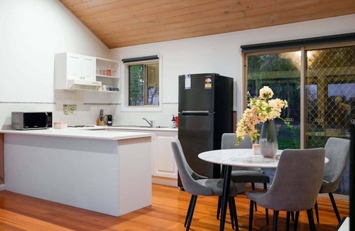 Balnarring Cottage | Cozy 2BR Cottage Near Beach & Village Shops