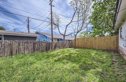Georgian Acres House | Cozy 2BR Duplex in North Austin Furnished & Pet Friendly