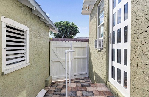 Lake Worth House | Cozy 2BR Getaway in Lake Worth Beach – Walk to the Ocean!