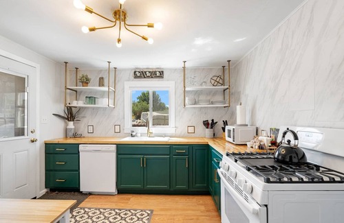 Sheridan House | Cozy 2BR Getaway & Sleep 6 | The Emerald City Bungalow