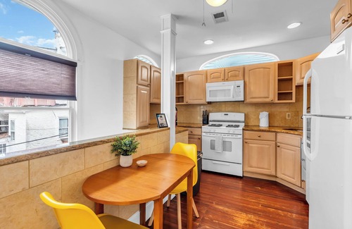 Asbury Park Apartment | Cozy 2BR Guest House - Sleeps 6 - Walk to Asbury Park Beach & Restaurants!
