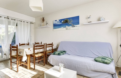 Biscarrosse Plage House | Cozy 2BR House with Terrace Near Beach & Shops in Biscarrosse