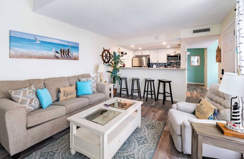 Madeira Beach House | Cozy 2BR Madeira Home near Beach with Pool & Gym