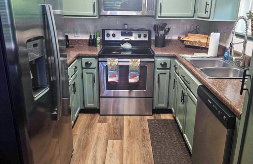 Chickamauga Lake House | Cozy 2BR Retreat Among Trees and Water with A/C & WiFi on Hiwassee River