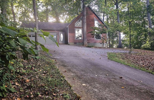 Chickamauga Lake House | Cozy 2BR Retreat Among Trees and Water with A/C & WiFi on Hiwassee River