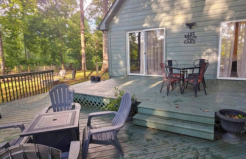 Chickamauga Lake House | Cozy 2BR Retreat Among Trees and Water with A/C & WiFi on Hiwassee River