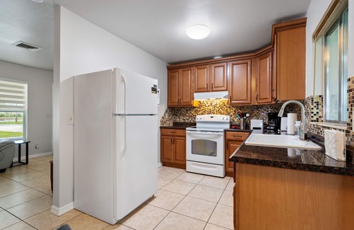 Warm Mineral Springs House | Cozy 2BR Retreat Minutes from Warm Mineral Springs