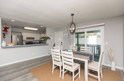 Coquina Gables Apartment | Cozy, 2nd floor apt 5 min walk to bch. PET friendly. FREE bottle of PROSECCOnn