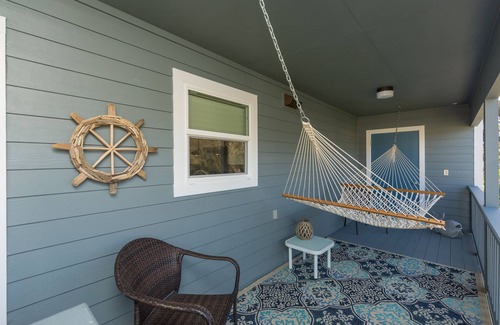 Coquina Gables Apartment | Cozy, 2nd floor apt 5 min walk to bch. PET friendly. FREE bottle of PROSECCOnn