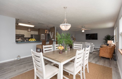 Coquina Gables Apartment | Cozy, 2nd floor apt 5 min walk to bch. PET friendly. FREE bottle of PROSECCO