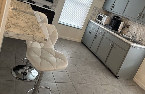 Middleburg Apartment | Cozy 2nd floor brick apartment. Walking distance -Charles Park, pond & dog park