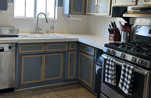 Gardena House | Cozy 3 bdrm house centrally located to Beaches, LAX, Disneyland and Hollywood
